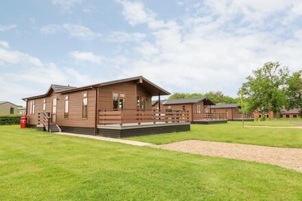 CALLOW LODGE 15, pet friendly, with pool in Beaconsfield Holiday Park