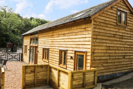 THE BARN AT PILLOCKS GREEN, family friendly in Little Stretton