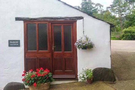 PEMBROKE COTTAGE, pet friendly, with a garden in Bassenthwaite