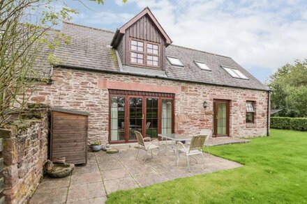 NANTUSI COTTAGE, pet friendly, with a garden in Kirriemuir