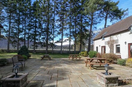 THE COACH HOUSE, family friendly, with a garden in Newtonmore