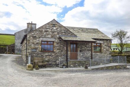 LITTLE CRAKE HOWE, family friendly in Selside Near Kendal