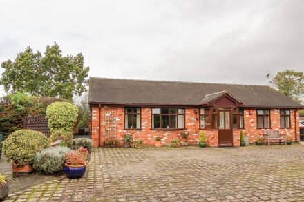 MOLLS COTTAGE, with a garden in Nantwich