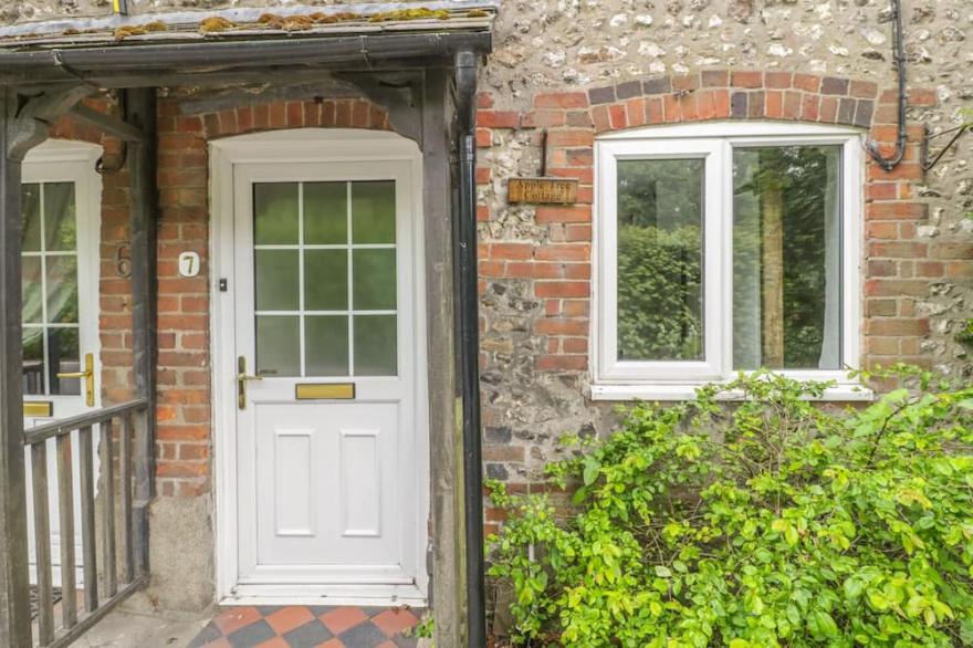 APPLE TREE COTTAGE, pet friendly, with open fire in Shillingstone