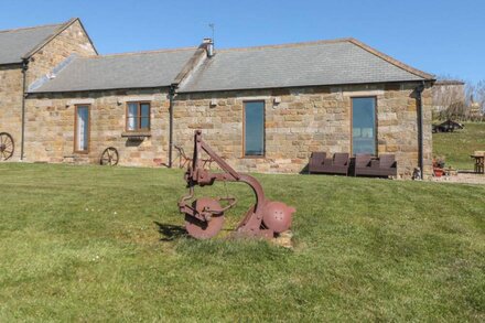 LONGSTONE COTTAGE, pet friendly, with open fire in Ugthorpe