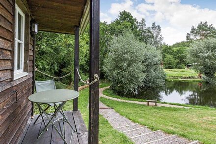 LAKESIDE CABIN, with a garden in Sheldon