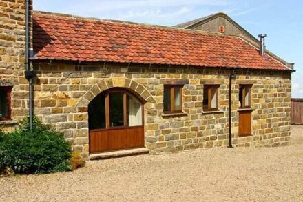 DAIRY COTTAGE, romantic, luxury holiday cottage in Staintondale