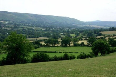 THE BYRE, character holiday cottage, with a garden in Wentnor