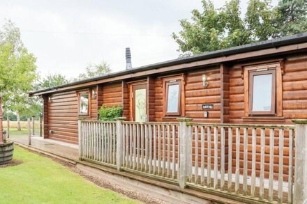 HEATHCLIFF LODGE, family friendly, with hot tub in Northallerton