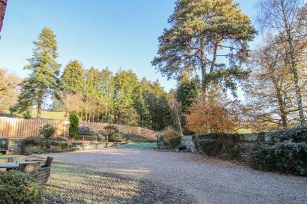 THE COACH HOUSE, pet friendly, with hot tub in Llanyblodwel