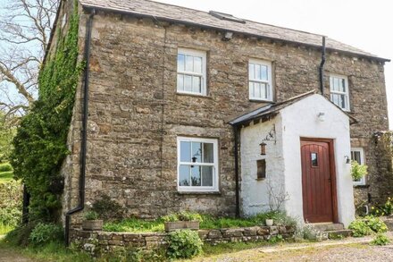 SPOUT COTTAGE, family friendly, character holiday cottage in Sedbergh