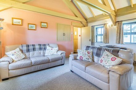 FOXGLOVE, family friendly, with a garden in Newport, Pembrokeshire