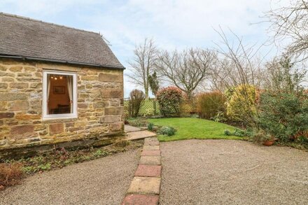 BARN CROFT COTTAGE, pet friendly, character holiday cottage in Elton