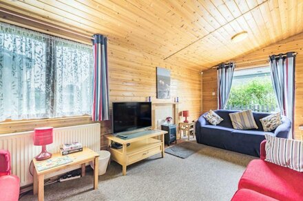 ROSY LODGE, pet friendly, with pool in Shorefield Country Park