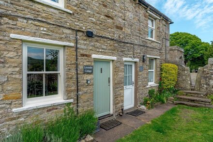 LAVENDER COTTAGE, pet friendly, character holiday cottage in Askrigg