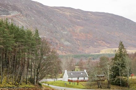 WILDCAT LODGE, pet friendly, with hot tub in Newtonmore