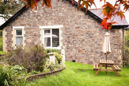 MUDDYKINS COTTAGE, pet friendly, with open fire in Barnstaple