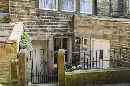 CHURCH VIEW, romantic, luxury holiday cottage in Haworth