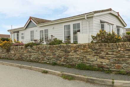 11 PENDARVES, pet friendly, with a garden in St Merryn