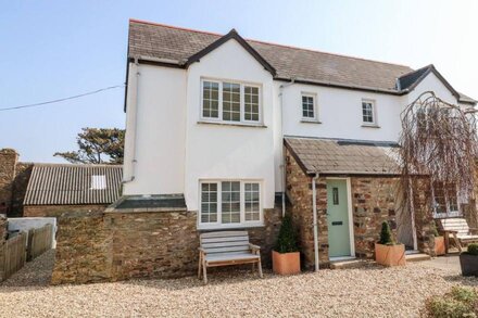 HERON COTTAGE, pet friendly, character holiday cottage in Ilfracombe