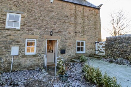 EAST FARMHOUSE COTTAGE, family friendly, with open fire in Humshaugh