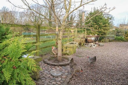 MALTKILN COTTAGE AT CROOK HALL FARM, with a garden in Bispham Green