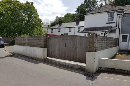 Listed Character Cottage in central Kingsbridge