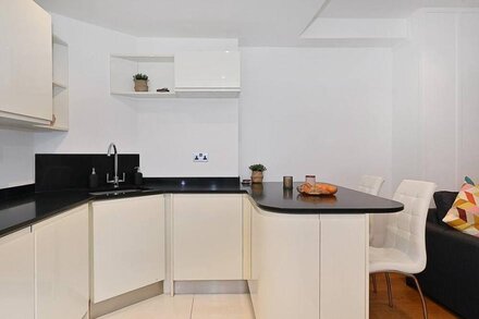 Cosy 2BR 2BA with Terrace by Notting Hill