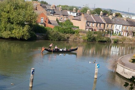 Luxury Oxford city centre apartment with river views