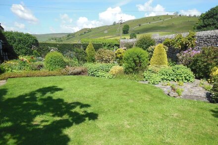 Low Rigg, charming Swaledale house, gorgeous garden, dog-friendly, wifi sleeps 6