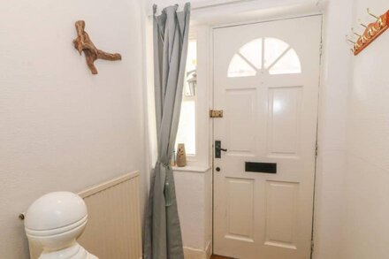 ORIEL COTTAGE, pet friendly, character holiday cottage in Conwy