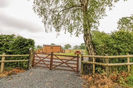 SHEPHERDS RETREAT, pet friendly, with a garden in Cleobury Mortimer