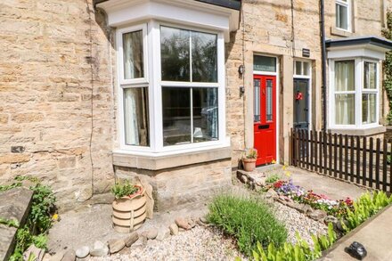 HAWTHORNE COTTAGE, pet friendly, with a garden in Cotherstone