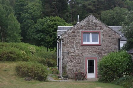 Peaceful relaxing cottages for 6 in stunning Loch Lomond setting - unique site.