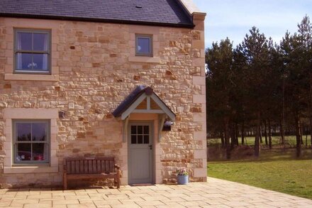 Lovely Stone Cottage overlooking pretty Burgham Park