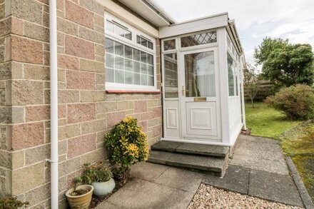 HONESTY COTTAGE, pet friendly, country holiday cottage in Maidens