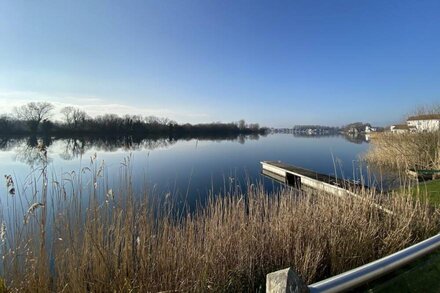 Beautiful 4 bed lakeside lodge in the Cotswolds. Private deck & STUNNING views