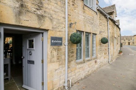 COTSTONE COTTAGE, pet friendly, with open fire in Chipping Campden