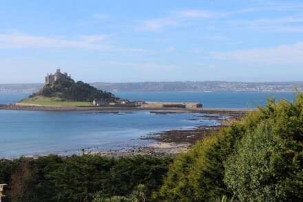 CHYDOUR, pet friendly, with open fire in Penzance