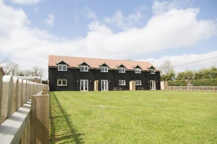 NEW Cottage with Pool, Sauna, Gym & Tennis Courts perfect for exploring Norfolk!