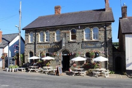 Lovely cottage on the beautiful village square of Chittlehampton