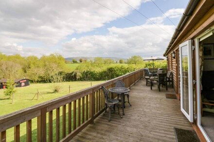 BROOKSIDE LODGE, with a garden in Defford