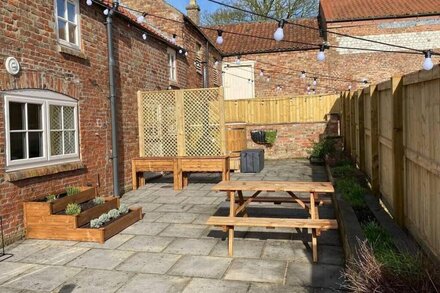 Wood-fired Hot-tub in quirky one bed holiday home