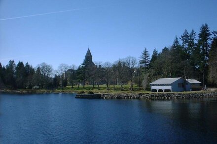 Relax in this luxurious and spacious ground floor, one bedroomed apartment in Fort Augustus. Quality