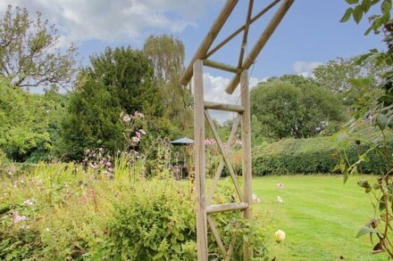 DENBIGH HALL, pet friendly, character holiday cottage in Presteigne