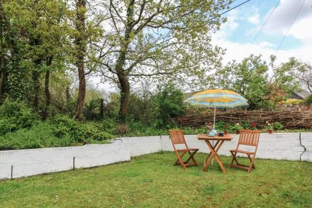 CRISPIN COTTAGE, pet friendly, country holiday cottage in Whimple