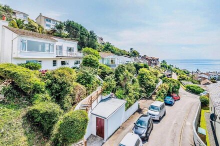 Fabulous 4 bedroom holiday home with sea views, only a short walk from the beach