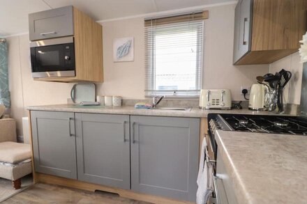 32 BAYVIEW, pet friendly, country holiday cottage in Heysham