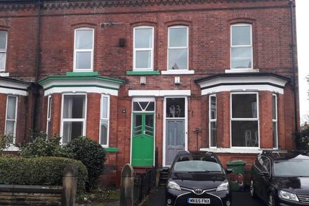 Grand 3-Bed Quasi semi House in Manchester