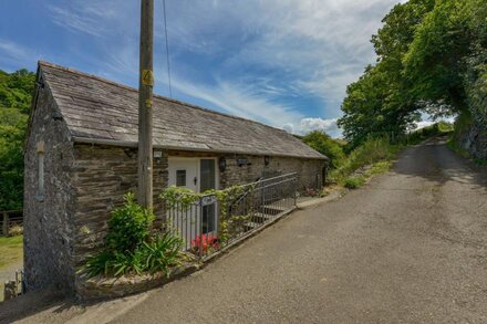 MILL BARN, PORT ISAAC, pet friendly, with a garden in Port Isaac